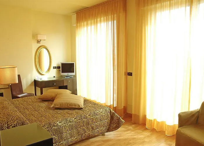 Готель Torino Wellness & 4*